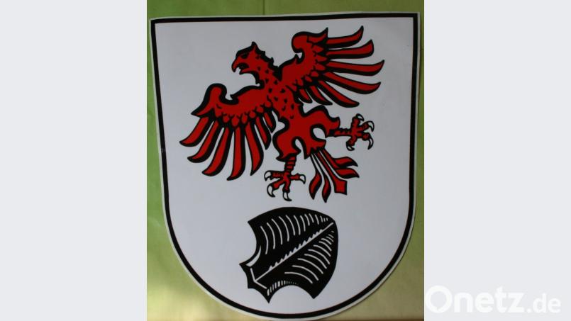 Das Wappen von Altenstadt/WN mit dem „Pflug der Rabensteiner“ und dem roten Adler der Lobkowitzer. Bild: cr