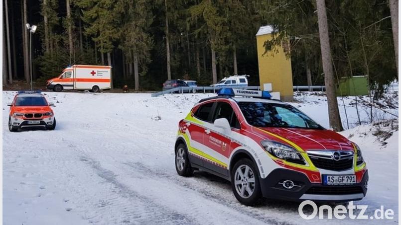 Kein ganz alltäglicher Einsatz: Rettungskräfte von Bergwacht, Feuerwehr und BRK haben bei Hainstetten einen gestürzten Langläufer noch auf der Loipe erstversorgt und dann ins Krankenhaus gebracht. Bild: Feuerwehr Freudenberg-Wutschdorf
