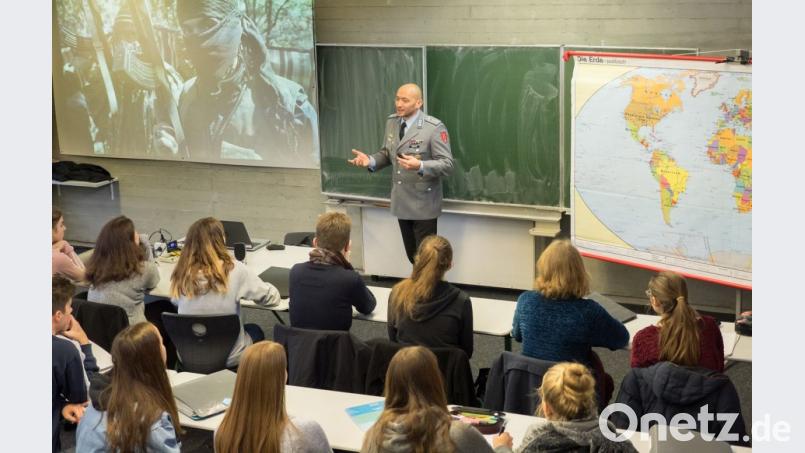 Jugendoffizier Marius Alois Erbrich erklärt die Entstehung von Spannungen Bild:  Christoph Traub/exb