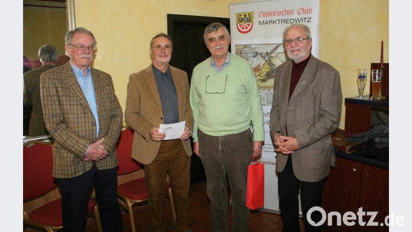 Mit einem kleinen Andenken aus Marktredwitz verabschiedeten Hermann Meier und Bernd Leutheußer (von links) ihren Gast Dr. Herbert Popp. Dankeschön fürs Kommen sagte auch Vorstandsmitglied Friedrich Haubner (rechts). Bild: wro
