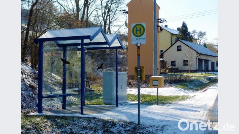 Das durch Solarstrom und mit einer Zeitschaltuhr beleuchtete Buswartehäuschen im Kohlberger Ortsteil Artesgrün erfüllt alle Ansprüche der Benutzer. Zwei weitere Häuschen folgen nun. Bild: jml