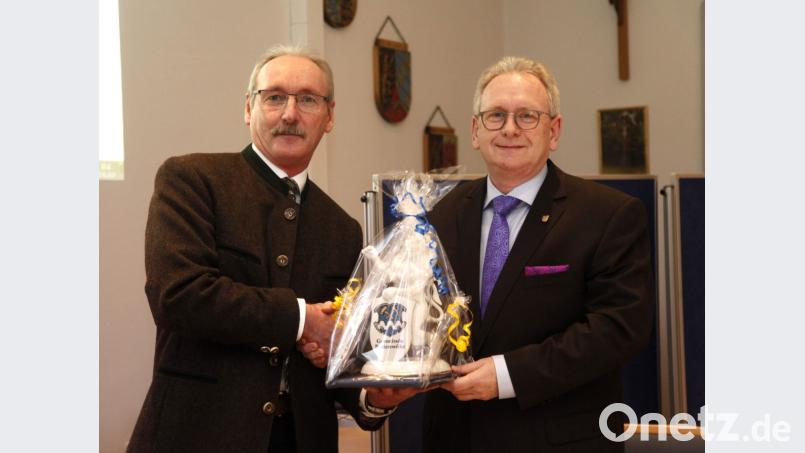 Albert Krieger (links) verabschiedete bei der Gemeinderatssitzung den langjährigen Bürgermeister Richard Stabl (rechts) und überreichte ihm eine Löwenfigur aus Porzellan. Bild: Hirsch