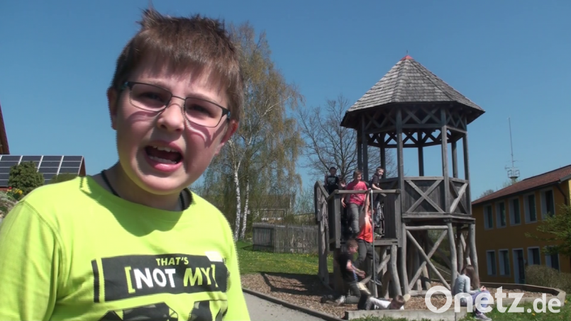 Ein absoluter Abräumer beim Landesfilmfestival Ostbayern: Der Film „Mischmasch-kunterbunt“ (im Bild eine Filmszene) der AG Video Rieden wurde zum besten Beitrag gewählt. Und Hauptdarsteller Tim Götz heimste besonderes Lob ein. Bild: exb