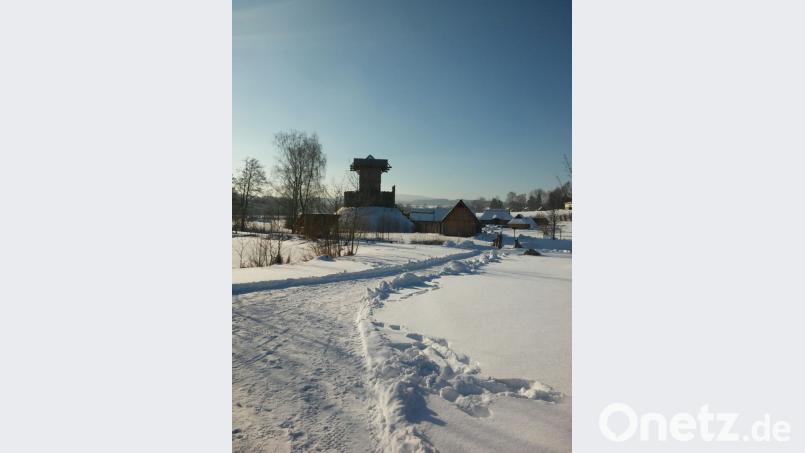 Winter im Geschichtspark. Einmal in der Winterzeit erwacht der Geschichtspark aus dem Winterschlaf und öffnet für die Besucher seine Tore, um bei bitterer Kälte den Besuchern das Leben im winterlichen Mittelalter zu präsentieren. Bild: awo