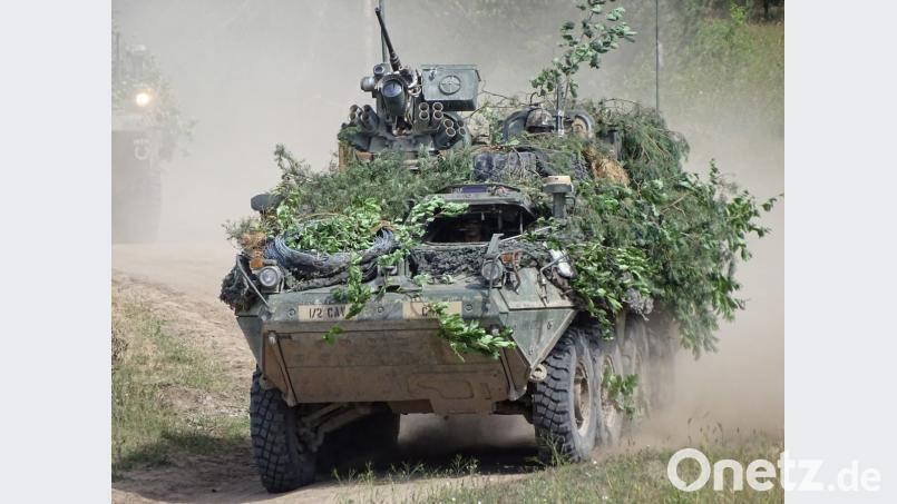 Amerikanische Soldaten fahren mit einem Stryker Radschützenpanzer. Bild: Georgina Stubbs/PA Wire/dpa