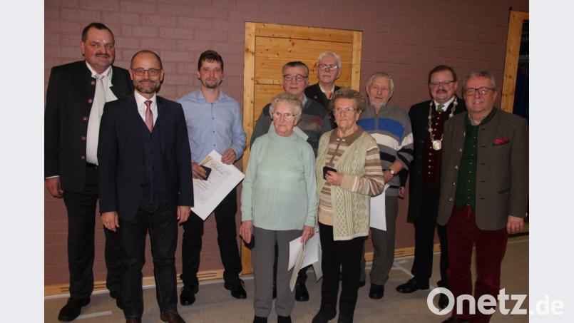 Mit Verdienstmedaillen für besondere Verdienste im Gemeindebereich wurden unter anderem Rainer Christoph sowie die "Kümmerer" des ehemaligen Paulusbrunner Friedhofs ausgezeichnet. Bild: kro