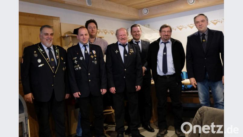 Der neu gewählte Vorstand mit Vorsitzenden Irmbert Schmidt (links) und seinem Stellvertreter Ingo Pürner (Zweiter von links) sowie Kreisvorsitzendem Thomas Semba (rechts). Bild: hkö