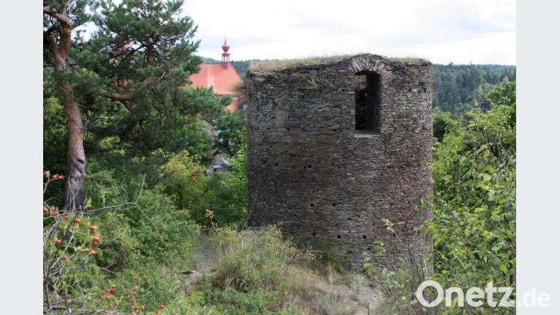 Nur mehr der Burgfried der alten gotischen Rabensteiner Burg ist auf steilem Feld über dem Fluss Schnella zu sehen. Sie wurde durch Brände in der ersten Hälfte des 16.Jahrhunderts sehr stark beschädigt. Archivbild: cr