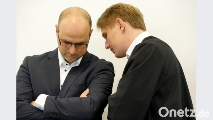 Bürgermeister Heinz Lorenz (links) im Gespräch mit Rechtsanwalt Sebastian Lehr. Bild: Bernhard Kreuzer