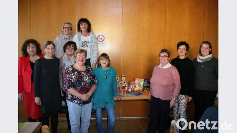 Gesunde, vor allem aber die richtige Ernährung stand im Mittelpunkt des Nachmittags, zu dem die Frauen-Union unter dem Vorsitz von Maria Bauer (rechts) Ursula Zeitler-Tabilo Salas (Vierte von rechts) ins Pfarrzentrum eingeladen hatte. Bild: wro
