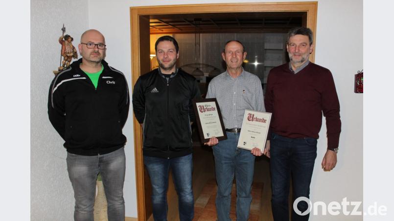 Die TSV-Vertreter (von links) Christian Bronold, Gerhard Baier und Vorsitzender Johann Hutzler (rechts) überreichten Alois Schmid die Goldene Ehrennadel für seine besonderen Verdienste. Bild: mnt