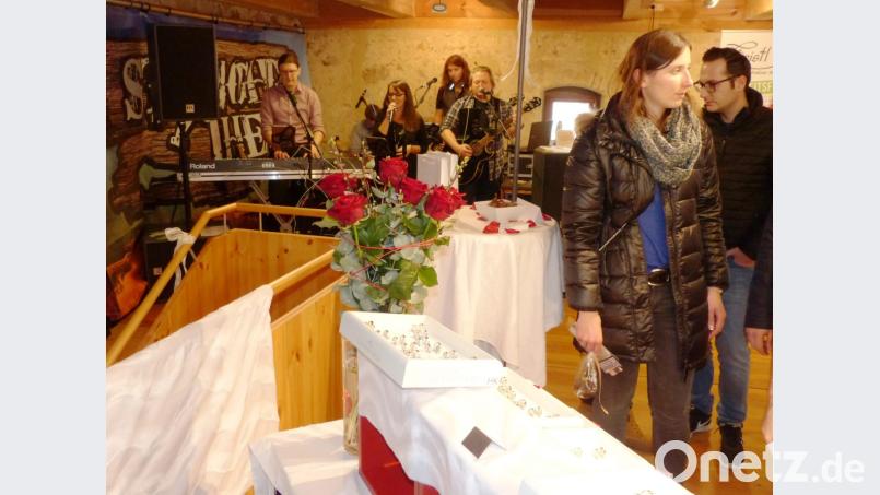 Eine Hochzeitsband begleitete die Messe im Steinstadel. Bild: jp