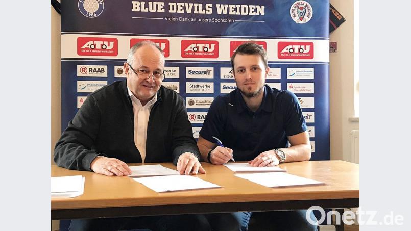 Der tschechische Top-Stürmer Tomas Rubes (rechts) hat seinen Vertrag bei den Blue Devils um ein Jahr verlängert. Spielbetriebs-GmbH-Geschäftsführer Thomas Siller (links) freut sich über die Unterschrift des Centers. Bild: exb