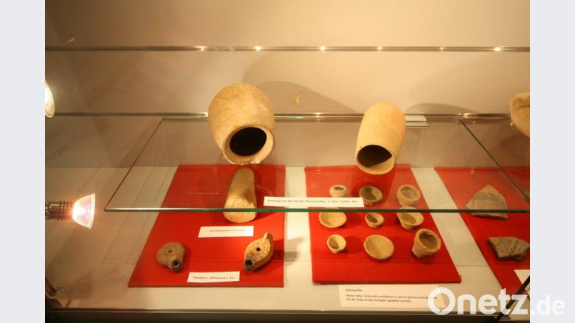 Etwa um 1300 vor unserer Zeitrechnung wurden diese beiden ägyptischen Bierkrüge hergestellt, die das Kemnather Museum in einer Sonderausstellung zeigt. Bild: bjp