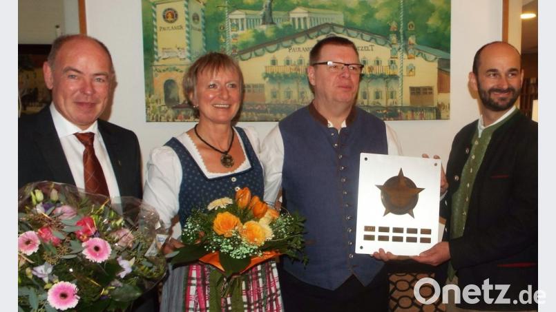 Heike Schillbach und Hauke Peters (Zweite und Dritter von links) präsentieren stolz ihren „Stern der Gastlichkeit“. Zur Auszeichnung gratulierten Bürgermeister Roland Strehl (links) und Thomas Rechl (rechts) von der Paulaner-Brauerei. Bild: e
