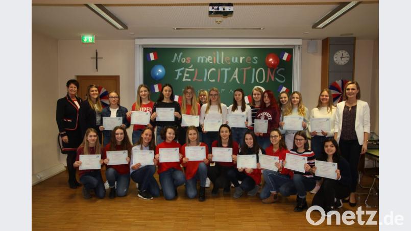 Schulleiterin Marlies Hoffmann (links) sowie die Studienrätinnen Andrea Kroner (Zweite von links) und Elena Pirtsch (rechts) gratulierten den Schülerinnen. Bild: exb