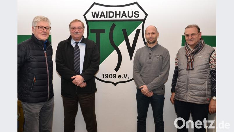 Im Vorstand des Tennisclubs kümmert sich Vorsitzender Hans Kraus (Zweiter von links) nun auch um die Finanzen. Als Stellvertreter steht ihm Franz Strobl (Zweiter von rechts) zur Seite. Bild: fjo