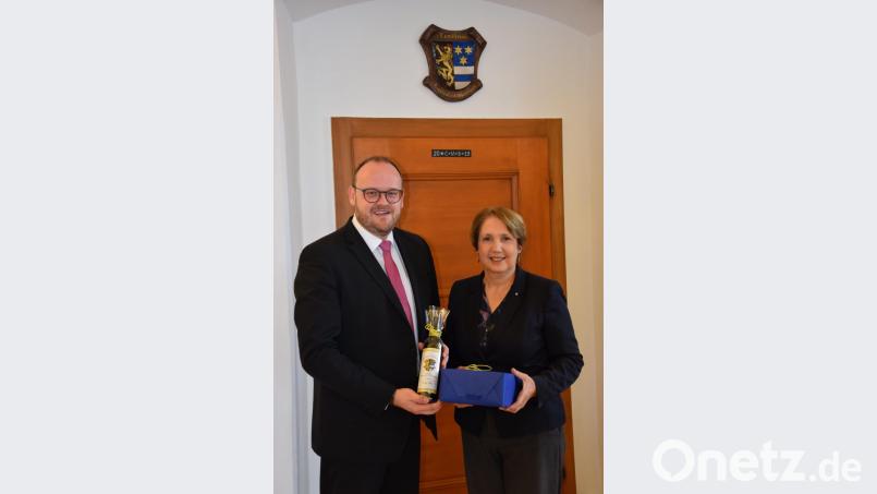 Landrat Andreas Meier dankt Annette Karl. Bild: exb