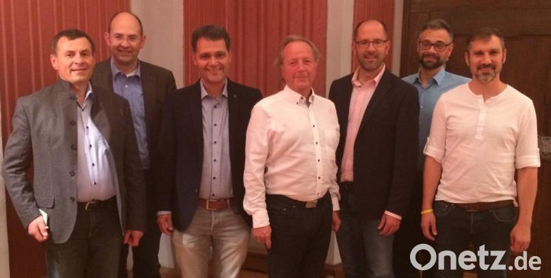 Sie stehen an der Spitze des neugegründeten Vereins „Zukunftsfähige Führung mit christlichen Werten“: Kassenprüfer Paulus Mehler, Beisitzer Martin Schraml, die stellvertretenden Vorsitzenden Leonhard Zintl und Wilfried Mödinger, Vorsitzender Thomas Völkl, Schriftführer Alexander Herzner und Schatzmeister Thomas Franz. Bild: mez