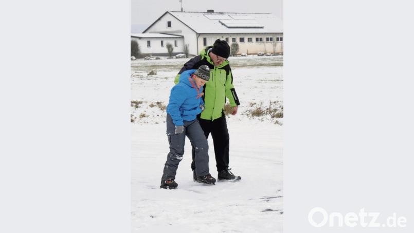 Am Sportplatz in Traßlberg hat es geklappt: Dort hat die Feuerwehr vor einigen Tagen eine Mulde mit Wasser befüllt. Mittlerweile ist das Wasser zu Eis gefroren – die Schlittschuhläufer können kommen. Bild: Stephan Huber