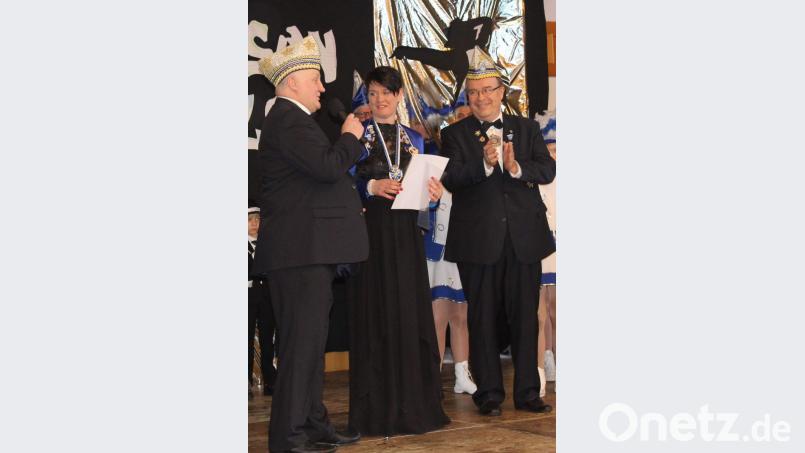 Manfred Enders (links) und Klaus Faltermeier dekorieren Regina Merkl mit dem Leistungsabzeichen in Gold. Bild: u