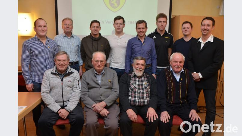 Es sind die treuen Mitglieder die fest zu ihrem Verein stehen. Aus diesem Grund würdigte SV-Vorsitzender Roman Lindner (rechts) etliche langjährige SV-Mitstreiter für 40, 25 und 15 Jahre Zugehörigkeit. Bild: dob