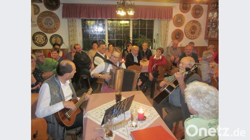 Das Duo "aaf und davo" (Claudia und Hugo Wittl aus Hohenburg) zusammen mit Hans Kiener (Schnaittenbach). Bild: cv