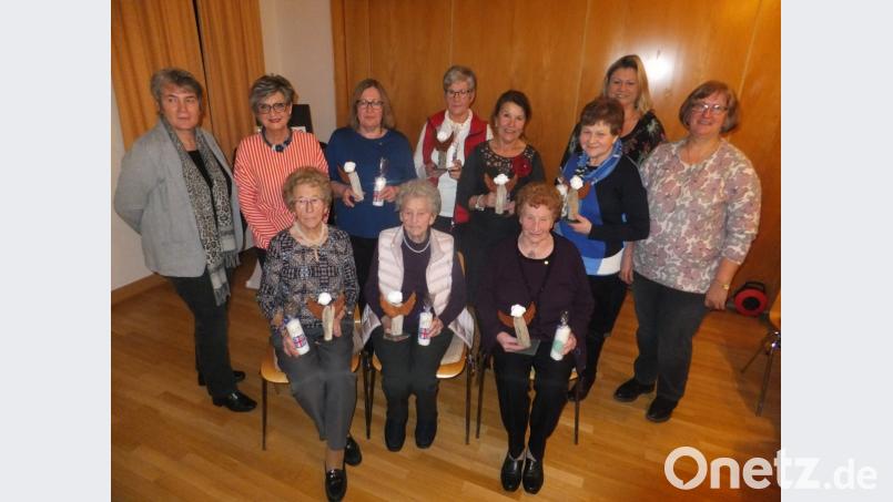 Den langjährigen Mitgliedern gratulierten stellvertretende Diözesanvorsitzende Monika Schmidpeter, Ortsvorsitzende Hildegard Gallitzendörfer (hinten von links) sowie Bezirksvorsitzende Margarete Hirsch und stellvertretende Bezirksvorsitzende Kerstin Aufschneider (hinten von rechts). Bild: ibj