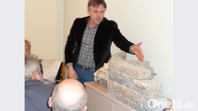 Architekt Christian Schönberger erläutert die geschichtete Fassade. Angedacht sei jedoch kein gebrochener, sondern ein gesägter einheimischer Granit. Bild: Portner