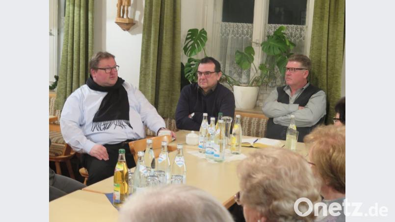 „Wir als Christen brauchen Freude, schon allein deshalb, weil sich nur dann in unserer Umgebung etwas verändern kann“, betonte Pfarrer Sven Grillmeier. Auf dem Bild sitzen rechts neben ihm Pfarrer Konrad Amschl und KAB Vorsitzender Peter Daschner. Bild: jzk
