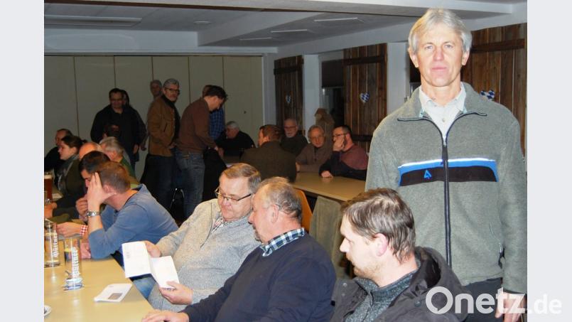 Forstdirektor Gerhard Hösl stellt den Jägern und Jagdvorständen das Vegetationsgutachten für die Hegegemeinschaften Neustadt und Parkstein vor. Bild: sm
