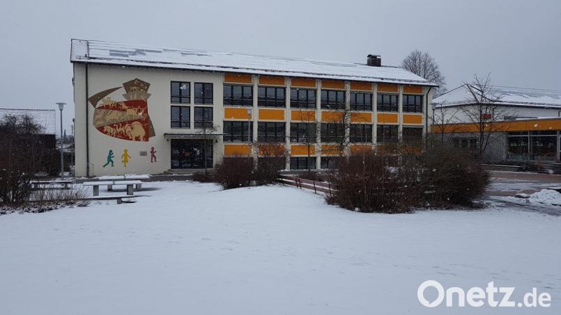 Den größten Brocken im Moosbacher Rekordhaushalt 2019 stellt der Umbau des ehemaligen Grundschulgebäudes in Moosbach in Mietwohnungen dar. Der Standort dafür ist neben Kirche, Kindergarten, Grundschule, Hallenbad und Freisportanlagen ideal. Bild: gi