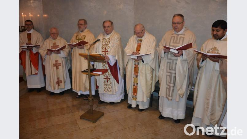 Die Konzelebranten, (von links) Stadtpfarrer Thomas Vogl, Pater Hans Junker, Pater Benedikt Leitmayr, Abt Zdenek Filip Lobkowicz, Pater Friedhelm Czinczoll, Regionaldekan Georg Flierl und Pater John. Bild: jr