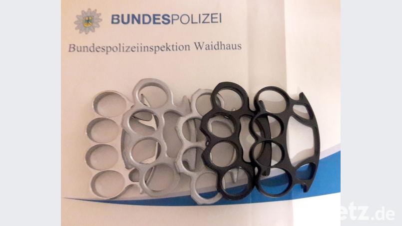 Diese fünf &quot;frisch geschmiedeten&quot; Schlagringe entdeckten Bundespolizisten bei einem 21-jährigen aus Hessen. Bild: Bundespolizeiinspektion Waidhaus