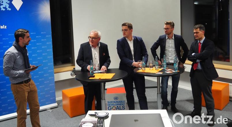 Unter Moderation von OTH-Lehrbeauftragten Philipp Hermannsdörfer (Erster von links) diskutieren (von links) Sparkassenvorstand Oberpfalz Nord Ludwig Zitzmann, JU-Bezirksvorsitzender Christian Doleschal, Dominic Gertler vom Fraunhofer-Institut AISEC und Leonhard Zintl Vorstandssprecher Volksbank Mittweida. Bild: Bühner
