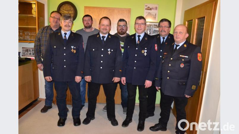 Hermann Ach (Dritter von rechts) führt die Feuerwehr Ödpielmannsberg die kommenden sechs Jahre. Die technische Leitung liegt in den Händen von Kommandant Karl Eckl (Vierter von links). Kreisbrandinspektor Martin Weig und Kreisbrandmeister Thomas Kleber (von rechts) gratulieren den Neugewählten. Bild: gi