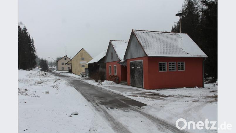 Ob die neue Fahrzeughalle für die Feuerwehr Neuenhammer gegenüber der bestehenden errichtet oder eventuell ein Teil des Gemeindestodels weichen soll, steht noch nicht fest. Bild: pi