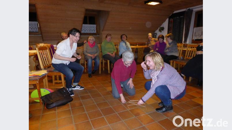 Sabine Döhla aus Selb informierte die Mitglieder des Frauenbundes Wurz über die Feldenkrais-Methode. Bild: tok