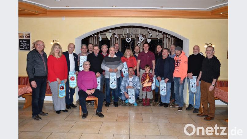 Ewald Zetzl (links) aus Pfrentsch und Josef Pohl (rechts) aus Altenstadt bei Vohenstrauß managen die von Vorsitzender Luzia Mouris geleitete Siegerkür und Preisverleihung im Hotel Kastanienhof. Bild: fjo