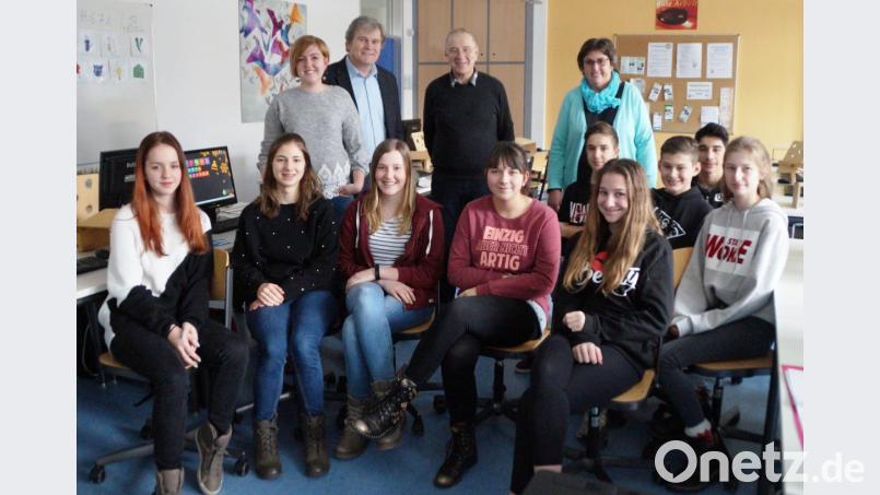 Rektor Werner Winderl (links) und sein Stellvertreter Rudolf Schneider begrüßten im Medienraum Verena Piehler vom Radio Galaxi (hinten links), die als Schulradio-Coach bis zum Schuljahresende zur Verfügung steht. Bild: weu