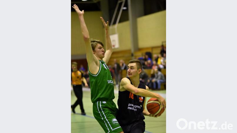 Das letzte Heimspiel gegen den USC Leipzig war ein guter Test für die Neustädter Basketballer (am Ball Alex Pöss). Auch Gotha hat einige hochgewachsene Verteidiger im Kader. Bild: Alfred Schwarzmeier