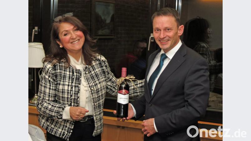 Mit einem Rotwein dankt die SPD-Ortsvereinsvorsitzende von Stadtmitte Sema Tasali-Stoll Bürgermeister Jens Meyer für sein umfangreiches Referat zur Zukunft der Stadtentwicklung. Bild: Dobmeier