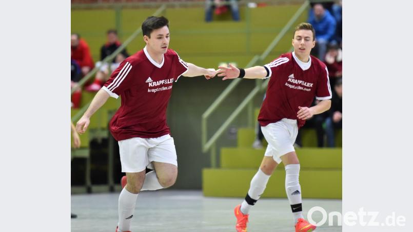 Ludwig Tannhäuser (links) und Konstantinos Lazogiannis beim Abklatschen: Die SG Etzenricht II/Luhe-Wildenau II fährt voller Optimismus zur bayerischen Futsal-Meisterschaft. Bild: A. Schwarzmeier