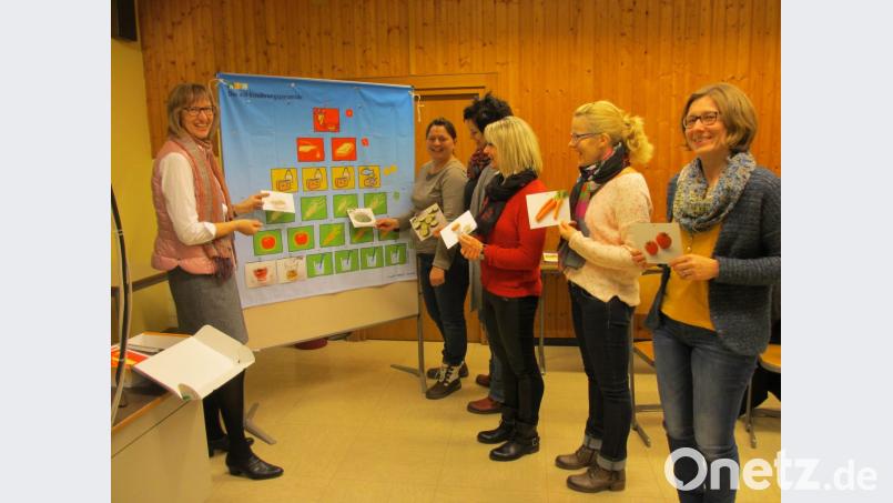 Diplomökotrophologin Johanna Baumann erklärt Eltern anhand der Lebensmittelpyramide, welche Lebensmittel und Mengen für ihr Kind gut sind. Bild: exb