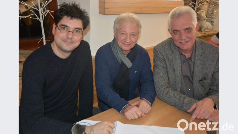 <p>Till Rickelt (links) und Autor Bernhard Setzwein (rechts) stellten den Konnersreuthern das Stück „Resl unser“ vor. Initiiert hatte den Abend Manfred Grüssner, der darauf beharrte, dass dieses Stück den Konnersreuthern vorgestellt wird.</p>
Bild: jr