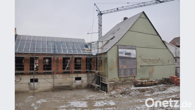 Ein ehrgeiziges Ziel hat sich das Katholische Wohnungsbau-. und Siedlungswerk gesetzt: Noch heuer soll der Umbau des ehemaligen Hösl-Anwesens abgeschlossen werden. Für die Wohnungen liegen bereits viele Bewerbungen vor. Bild: ws