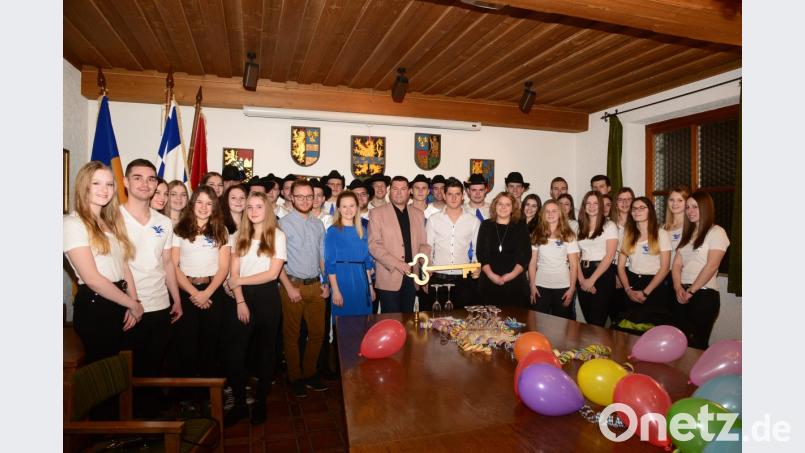 Bürgermeister Rainer Rewitzer (Mitte) übergibt den Rathausschlüssel an das Faschingsprinzenpaar René I. und Alexandra II. Das Pleysteiner Stadtoberhaupt freute sich, dass in diesem Jahr wieder ein Prinzenpaar die Stadt in der närrischen Zeit repräsentiert. Bild: bey