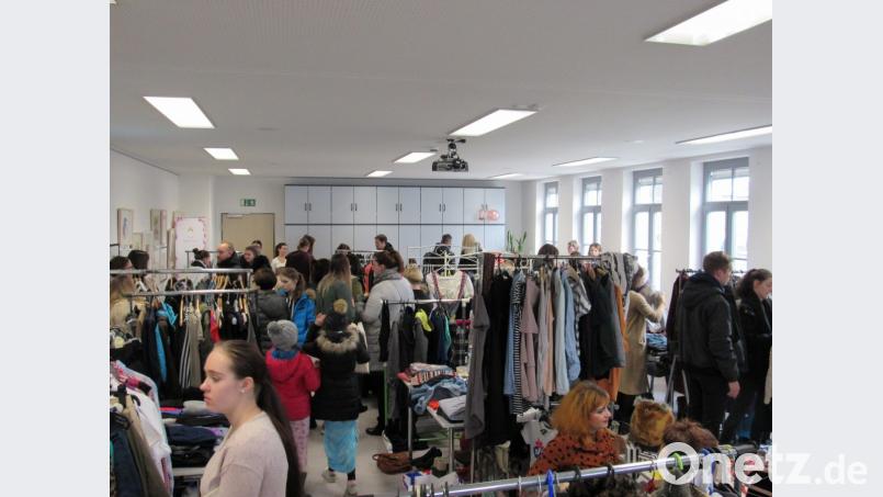 Eine große Auswahl wartete beim Flohmarkt im Mehrgenerationenhaus auf die Besucher. Bild: exb