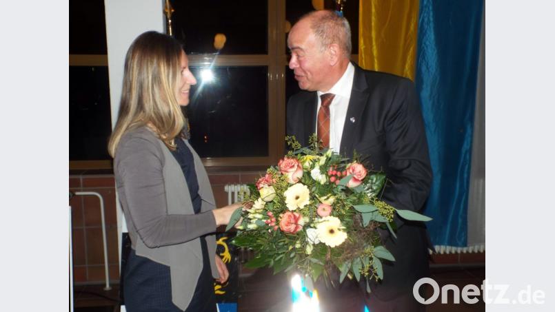 Blumen für Stefanie Kolb gab es von Bürgermeister Strehl. Bild: e