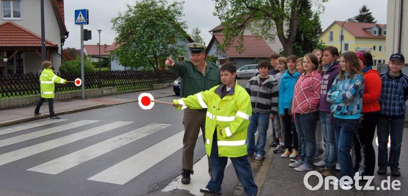 Die Ausbildung der Schülerlotsen erfuhr in all den Jahrzehnten durch die örtliche Verkehrwacht stets willkommene finanzielle und fachliche Unterstützung. Archivbild: mab